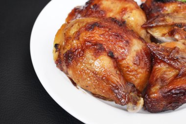 Kavrulmuş Tavuk budu ve kanatlar