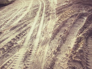 Topraktaki tekerlek izleri.