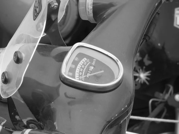 Винтажный измеритель скорости мотоцикла — стоковое фото