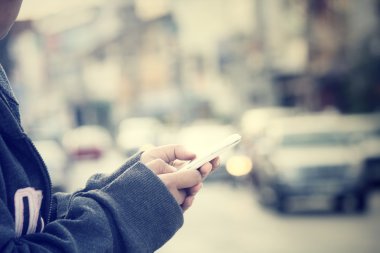 Sokakta akıllı telefon kullanma