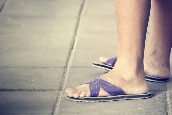 Zapatos y piernas en la calle —  Fotos de Stock