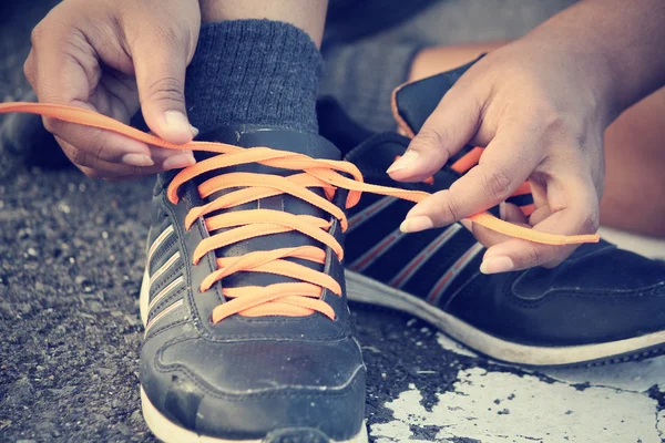 Sportschuhe binden — Stockfoto