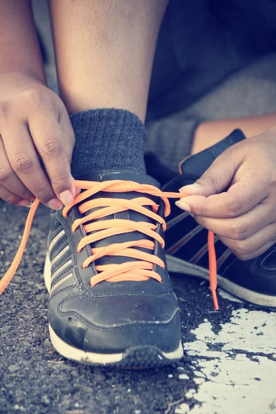 Sportschuhe binden — Stockfoto