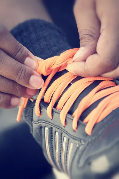 Sportschuhe binden — Stockfoto