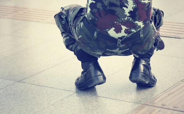 Scarpe e gambe militari — Foto Stock