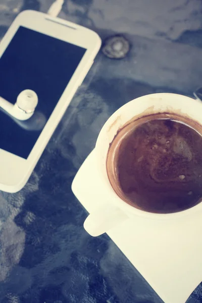 Café con smartphone — Foto de Stock