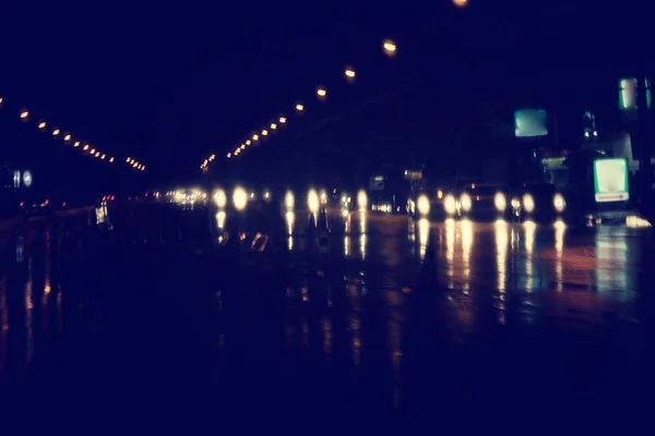 Difuminado de coche en la ciudad por la noche. —  Fotos de Stock