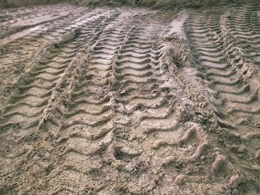 Topraktaki tekerlek izleri.