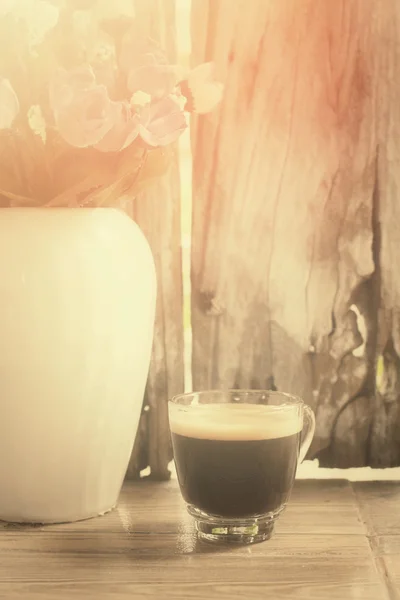 Kaffeetasse mit Vintage-Hintergrund — Stockfoto