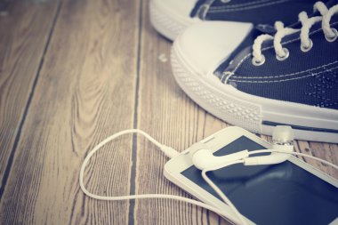 Spor ayakkabı vintage ve akıllı telefon