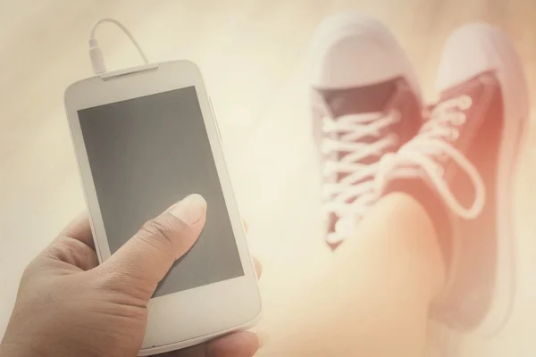 Sneakers och smart telefon — Stockfoto