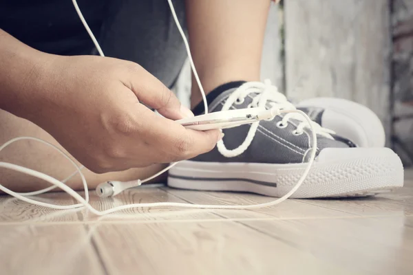 Zapatillas y teléfono inteligente — Foto de Stock