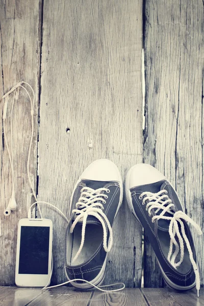 Sneakers och smart telefon — Stockfoto