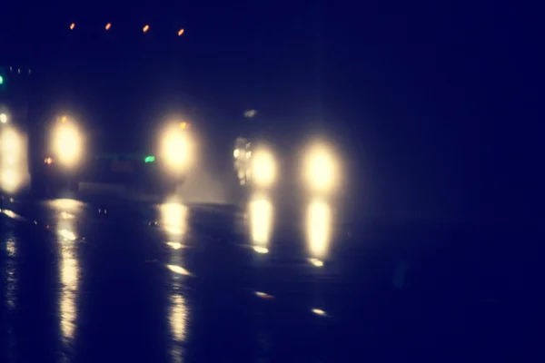 夜の街の車のせいで — ストック写真