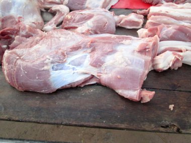 pişmemiş domuz eti