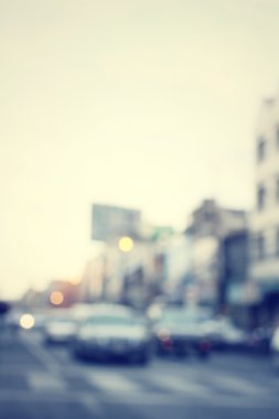 Yoldaki araba bulanık.