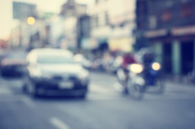 Yoldaki araba bulanık.