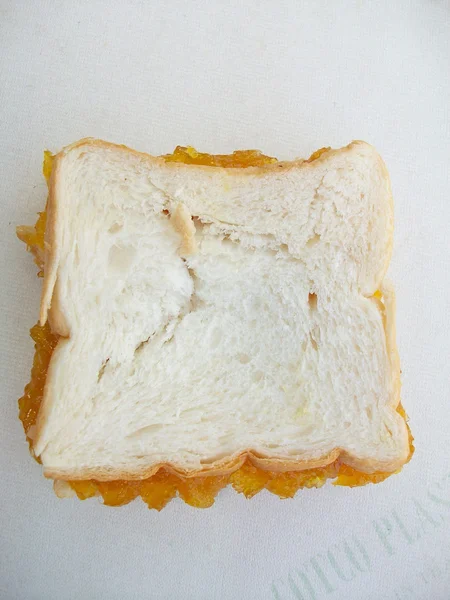 Bröd med orange marmelad — Stockfoto