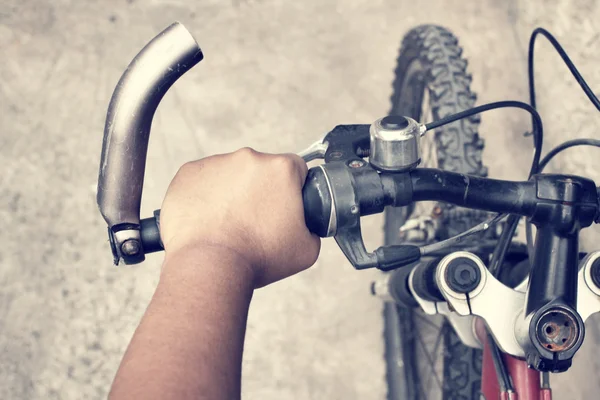 Mano con bici — Foto Stock