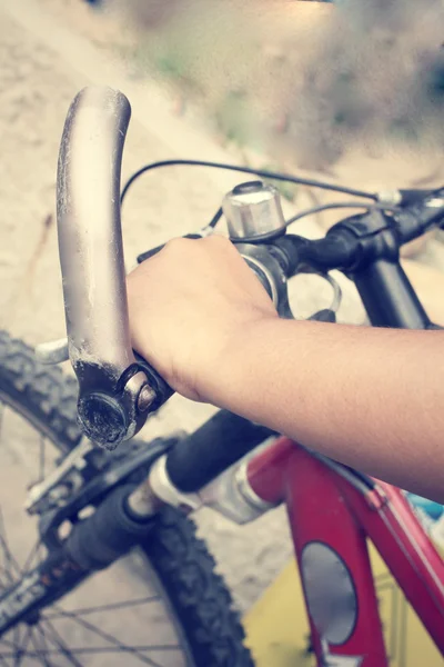 Hand mit Fahrrad — Stockfoto