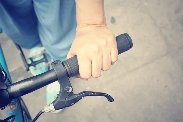 Mão com bicicleta — Fotografia de Stock
