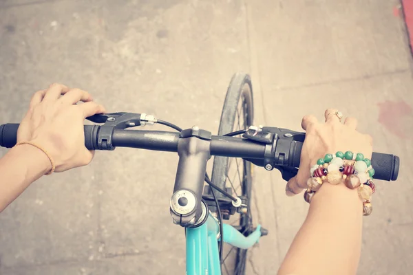 Mão com bicicleta — Fotografia de Stock