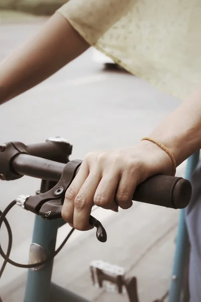 Hand med cykel — Stockfoto