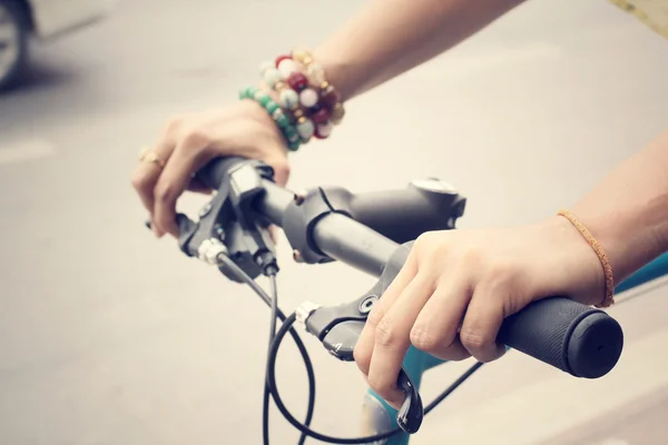 Χέρι με ποδήλατο — Φωτογραφία Αρχείου