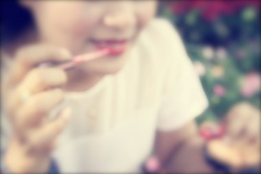 Kadının dudak parlatıcısı ile bulanık