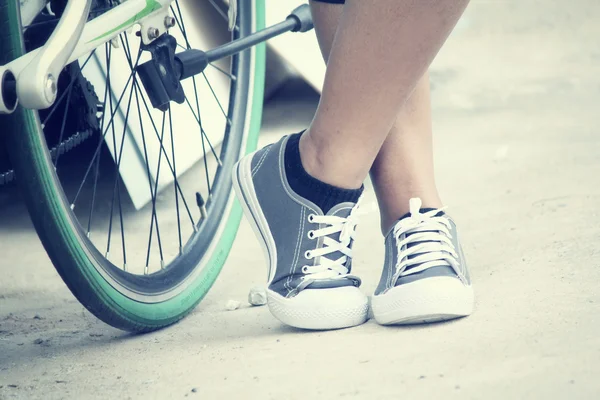 Zapatillas con bicicleta vintage — Foto de Stock