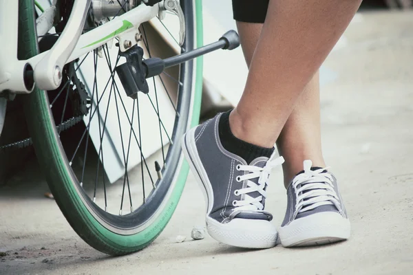 Кроссовки с винтажным велосипедом — стоковое фото