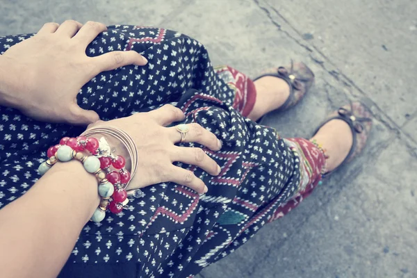 Frau mit Armbändern — Stockfoto