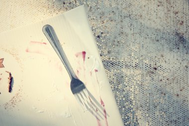 Bir kek yedikten sonra boş tabak