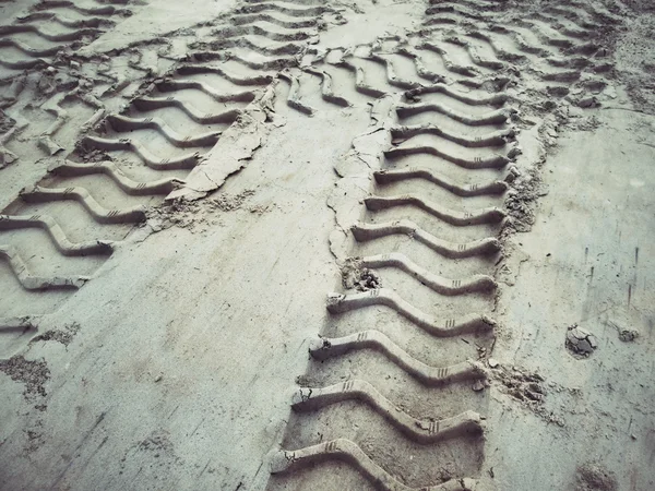 Pistes de roues sur le sol. — Photo