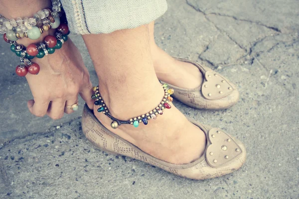 Mujer usando zapatos —  Fotos de Stock