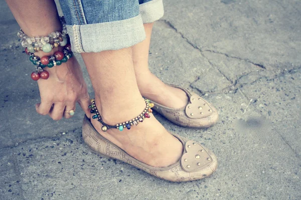 Mujer usando zapatos —  Fotos de Stock