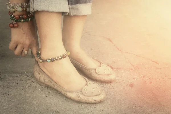 신발을 착용 하는 여자 — 스톡 사진