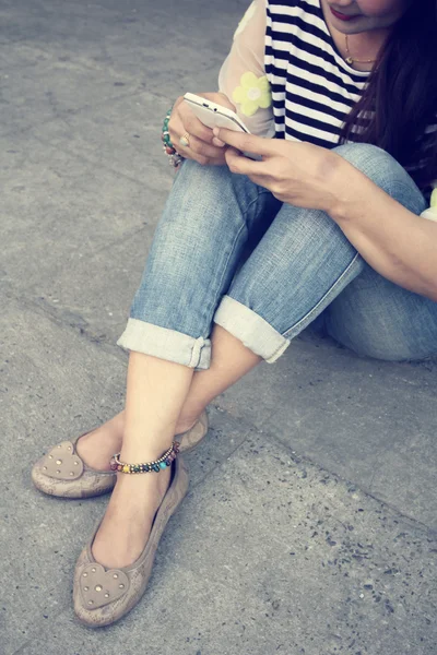 Mujer usando teléfono inteligente — Foto de Stock