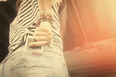 kot pantolon cebinde akıllı telefon