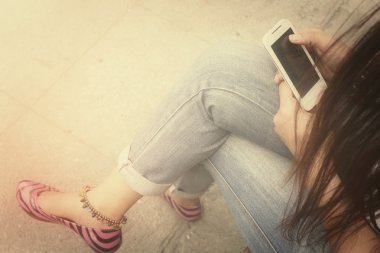 Akıllı telefon kullanan kadın