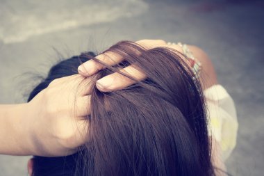 Uzun saçlı kadın.