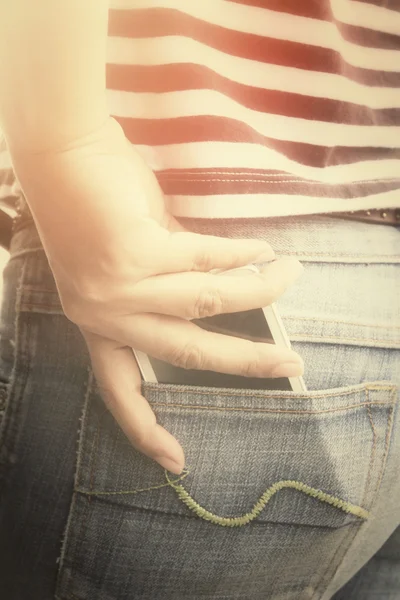 Slimme telefoon in jeans zak — Stockfoto