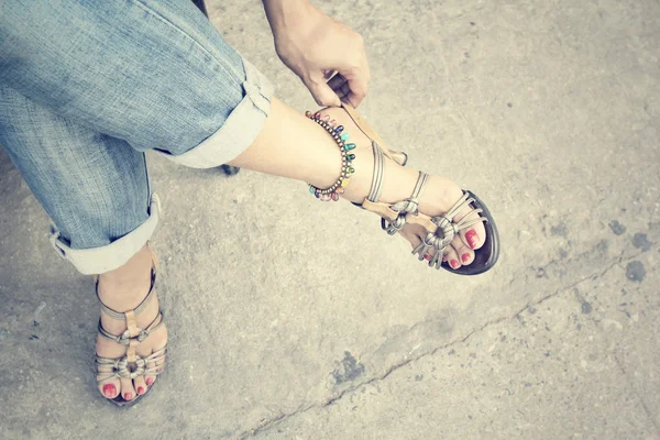 Mujer con zapatos de tacón alto — Foto de Stock