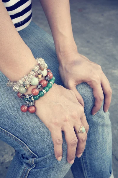 Mujer con pulseras —  Fotos de Stock