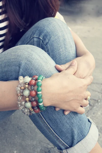 Frau mit Armbändern — Stockfoto