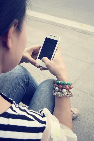 Woman using smart phone — Stock Photo, Image