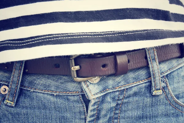 Cintura de mujer con jeans —  Fotos de Stock