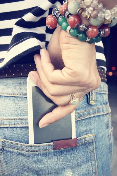 Telefone inteligente no bolso jeans — Fotografia de Stock