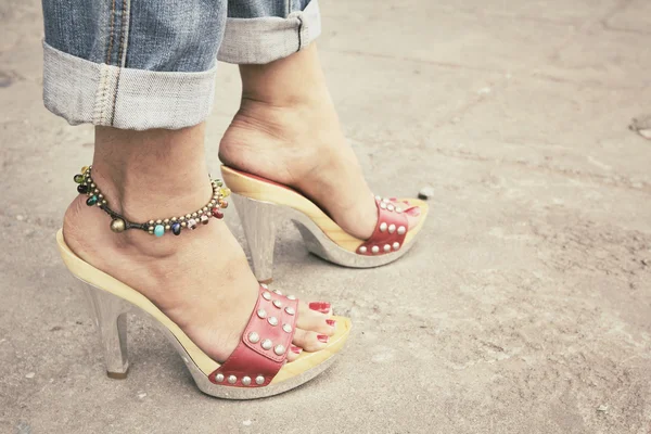 Pernas de mulher com sapatos de salto alto — Fotografia de Stock