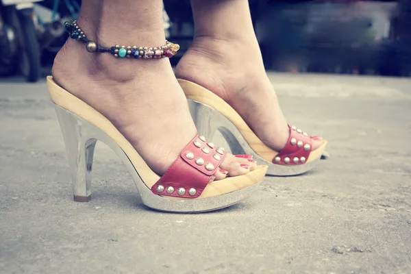 Piernas de mujer con zapatos de tacón alto —  Fotos de Stock